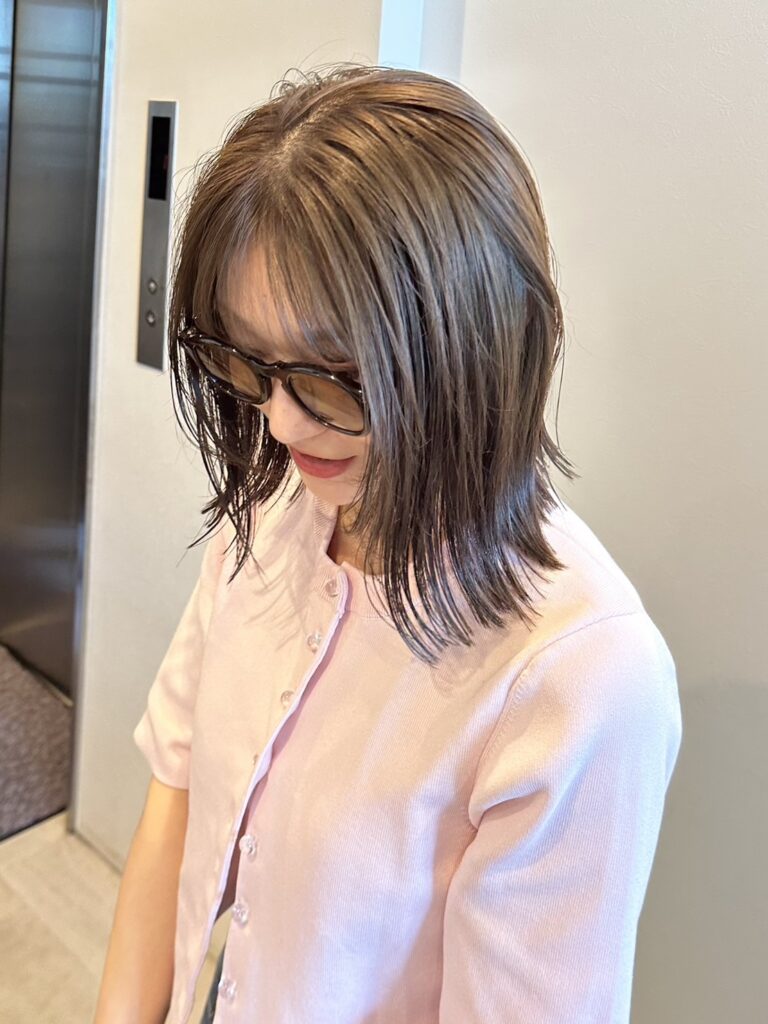 【グレージュ×切りっぱなしボブ】