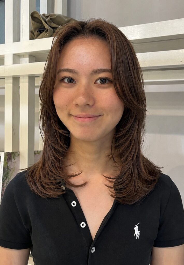 レイヤーカットで叶える、軽やかミディアムスタイル