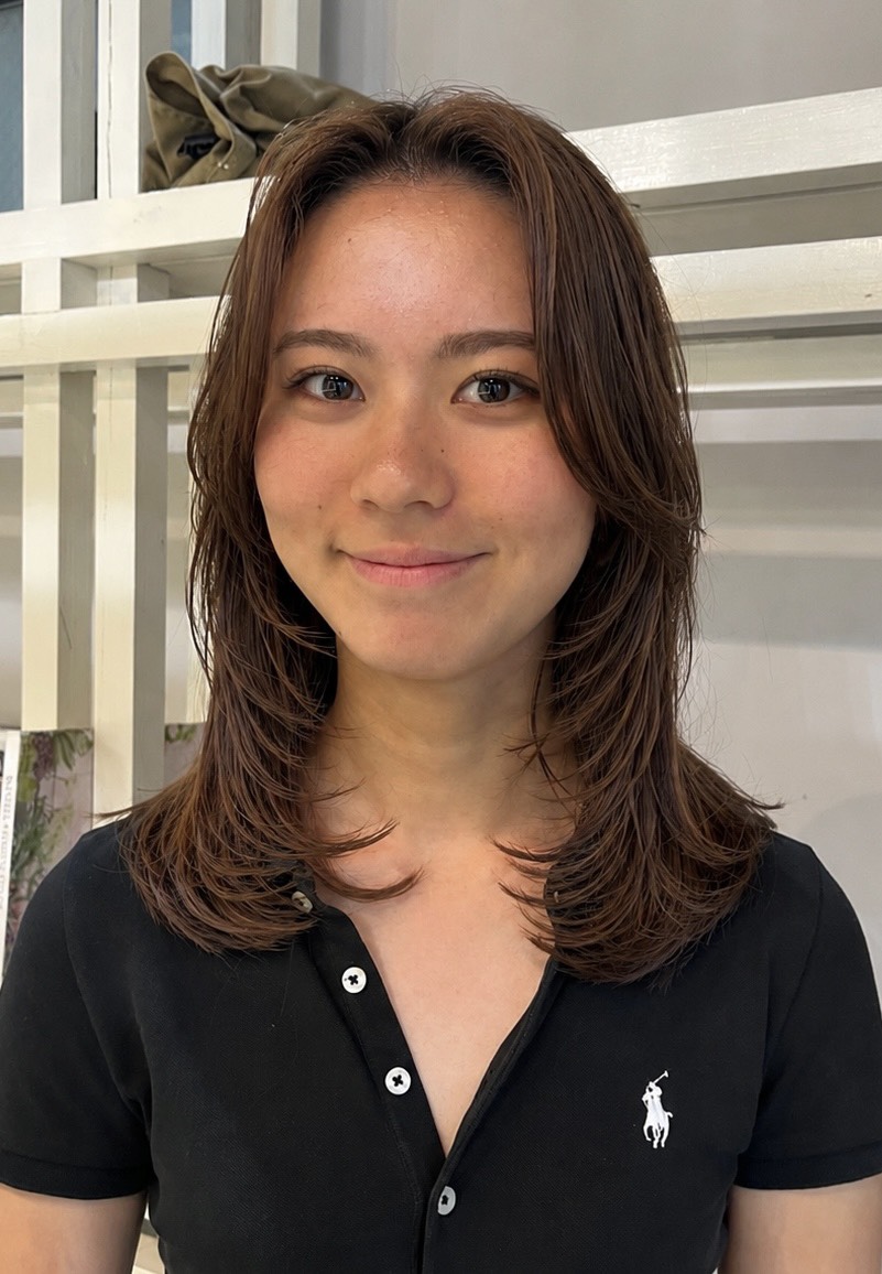 レイヤーカットで叶える、軽やかミディアムスタイル